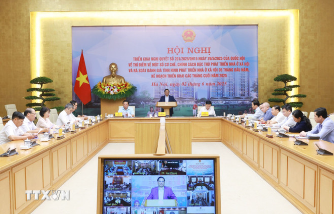 Thủ tướng Phạm Minh Ch&iacute;nh chủ tr&igrave; Hội nghị triển khai Nghị quyết của Quốc hội về th&iacute; điểm một số cơ chế, ch&iacute;nh s&aacute;ch đặc th&ugrave; ph&aacute;t triển nh&agrave; ở x&atilde; hội. (Ảnh: Dương Giang/TTXVN)
