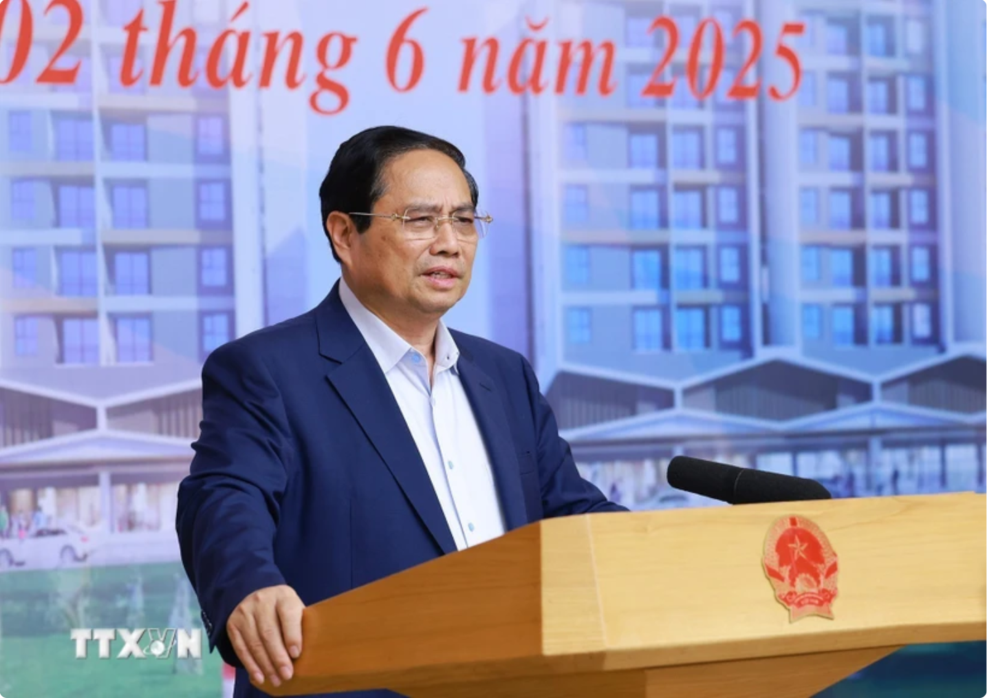 Thủ tướng Phạm Minh Ch&iacute;nh chủ tr&igrave; Hội nghị triển khai Nghị quyết của Quốc hội về th&iacute; điểm một số cơ chế, ch&iacute;nh s&aacute;ch đặc th&ugrave; ph&aacute;t triển nh&agrave; ở x&atilde; hội. (Ảnh: Dương Giang/TTXVN)