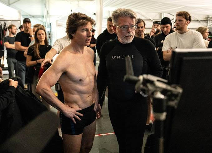 Tom Cruise v&agrave; đạo diễn Christopher McQuarrie thảo luận tr&ecirc;n trường quay