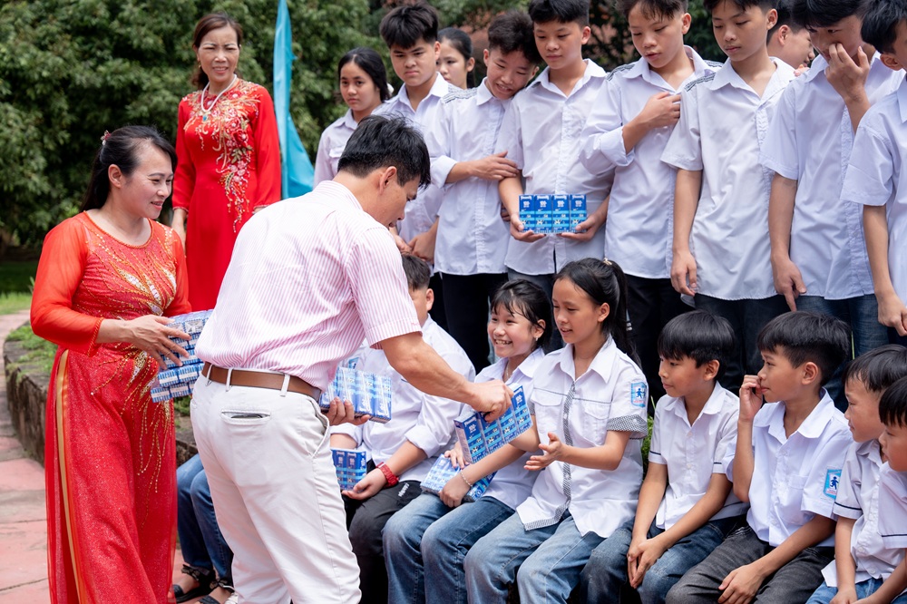 Đo&agrave;n c&ocirc;ng t&aacute;c tới thăm hỏi v&agrave; trao qu&agrave; cho c&aacute;c &ldquo;mẹ&rdquo; v&agrave; hơn 100 trẻ em mồ c&ocirc;i, c&oacute; ho&agrave;n cảnh đặc biệt kh&oacute; khăn tại L&agrave;ng Trẻ em SOS Việt Tr&igrave; - Ảnh: Minh H&agrave;