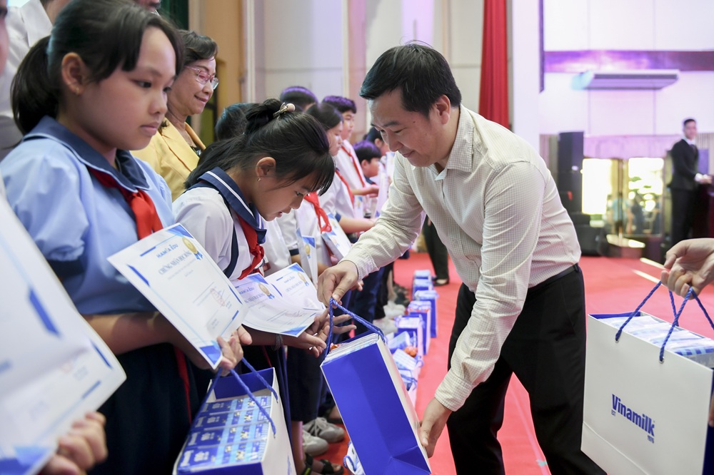&Ocirc;ng Đỗ Thanh Tuấn - Gi&aacute;m đốc Đối ngoại Vinamilk - tặng qu&agrave; 1/6 cho c&aacute;c em học sinh vượt kh&oacute;, học giỏi trong chương tr&igrave;nh - Ảnh: Minh H&agrave;