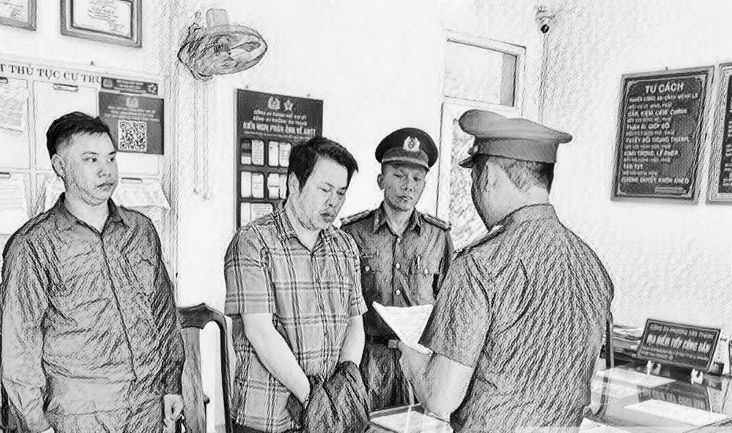 C&ocirc;ng an đọc lệnh khởi tố bị can v&agrave; lệnh bắt tạm giam đối với bị can Trần Ph&uacute; Ho&agrave;_Ảnh: CACC