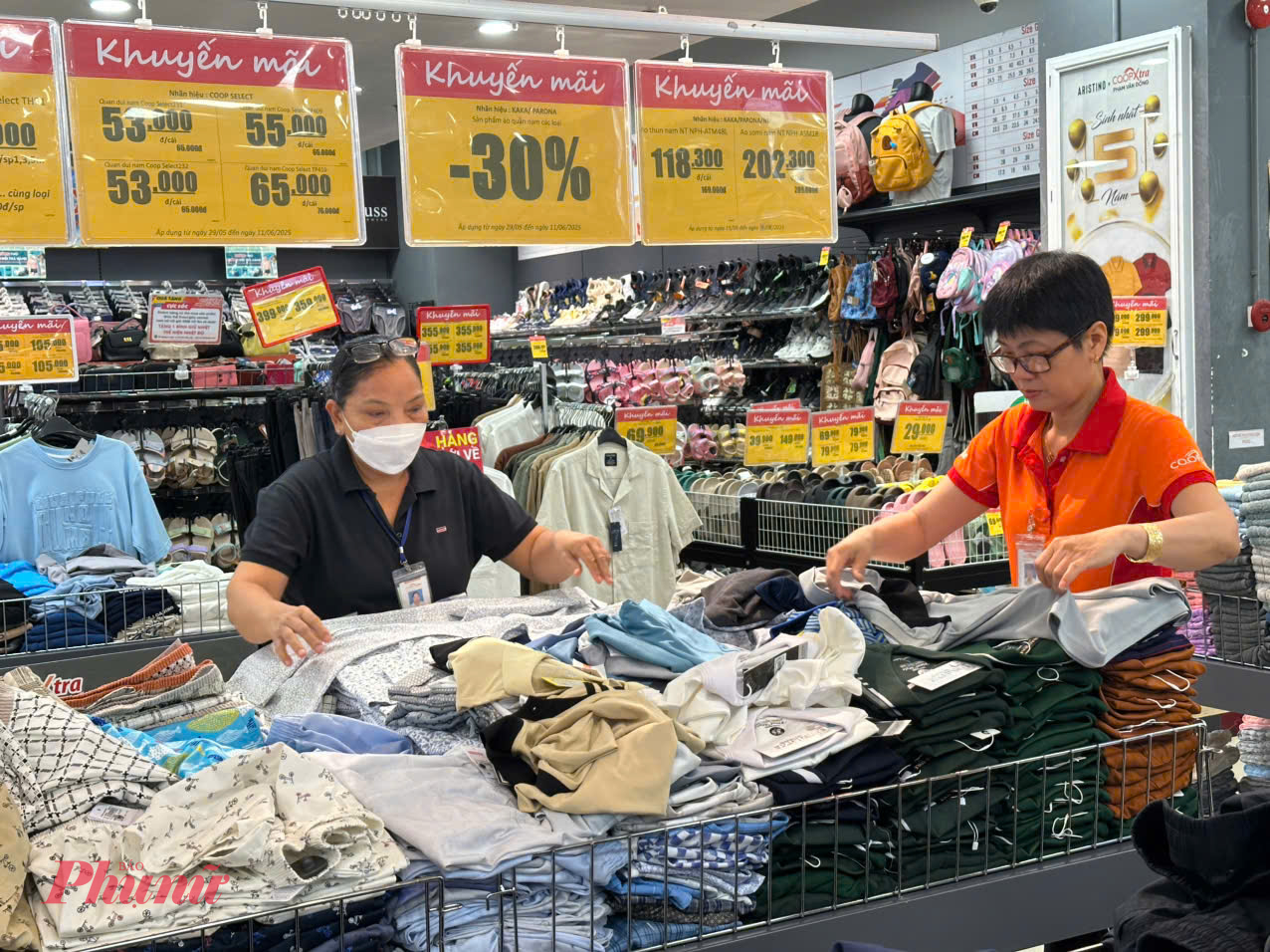 Người ti&ecirc;u d&ugrave;ng chọn mua h&agrave;ng giảm gi&aacute; tại si&ecirc;u thị Co.opXtra Phạm Văn Đồng - Ảnh: Ngọc Th&ugrave;y