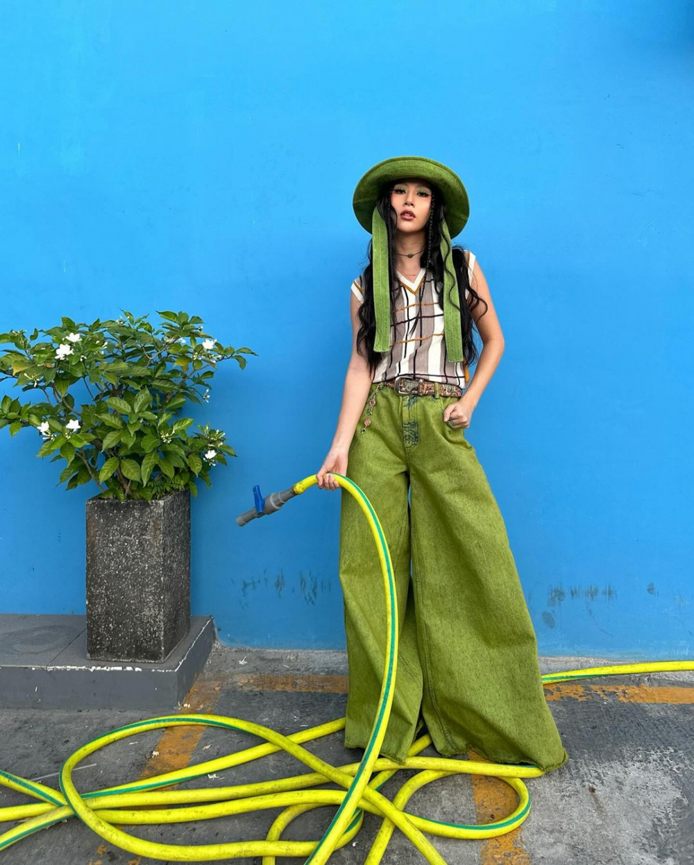 Denim &ndash; item &ldquo;quốc d&acirc;n&rdquo; của mọi c&ocirc; g&aacute;i &ndash; ho&agrave;n to&agrave;n c&oacute; thể phối theo c&ocirc;ng thức sandwich. H&atilde;y thử &aacute;o kho&aacute;c denim &ndash; đầm trắng &ndash; gi&agrave;y denim, hoặc &aacute;o trắng &ndash; quần denim &ndash; gi&agrave;y trắng. Khi chất liệu được lặp lại ở đầu v&agrave; ch&acirc;n, tổng thể trang phục trở n&ecirc;n liền mạch v&agrave; cực kỳ c&aacute; t&iacute;nh. Đừng qu&ecirc;n k&iacute;nh r&acirc;m, t&uacute;i mini hay mũ lưỡi trai để th&ecirc;m điểm nhấn street style.