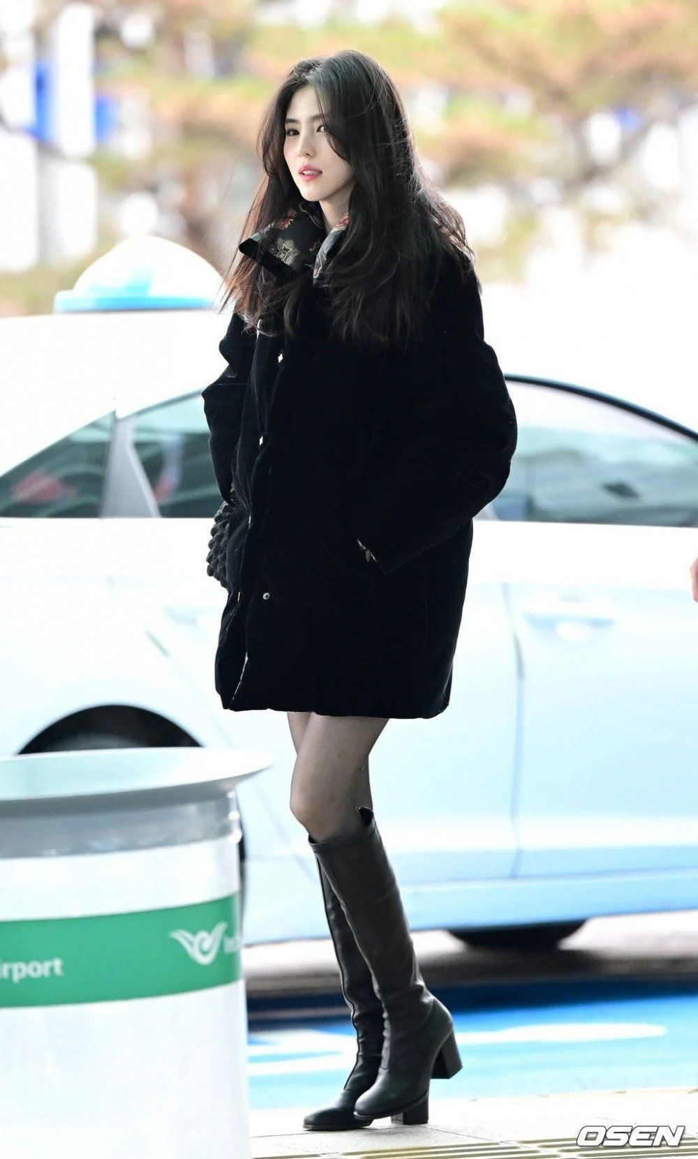 Han So Hee l&agrave; một trong những sao H&agrave;n c&oacute; gu thời trang nổi bật mỗi khi xuất hiện tại s&acirc;n bay Incheon. Nữ diễn vi&ecirc;n &ldquo;Gyeongseong Creature&rdquo; thường ưa chuộng phong c&aacute;ch trẻ trung, nữ t&iacute;nh với c&aacute;c kiểu ch&acirc;n v&aacute;y nhẹ nh&agrave;ng. Trang phục s&acirc;n bay của nữ sao H&agrave;n tập trung v&agrave;o những gam m&agrave;u trung t&iacute;nh như trắng v&agrave; đen, ưu ti&ecirc;n sự thoải m&aacute;i để di chuyển. Để ph&ugrave; hợp mang theo những vật dụng cần thiết cho chuyến đi, Han So Hee sẽ lựa chọn kiểu t&uacute;i cỡ lớn như chiếc Dior Book Tote kinh điển với chất liệu denim mới lạ.