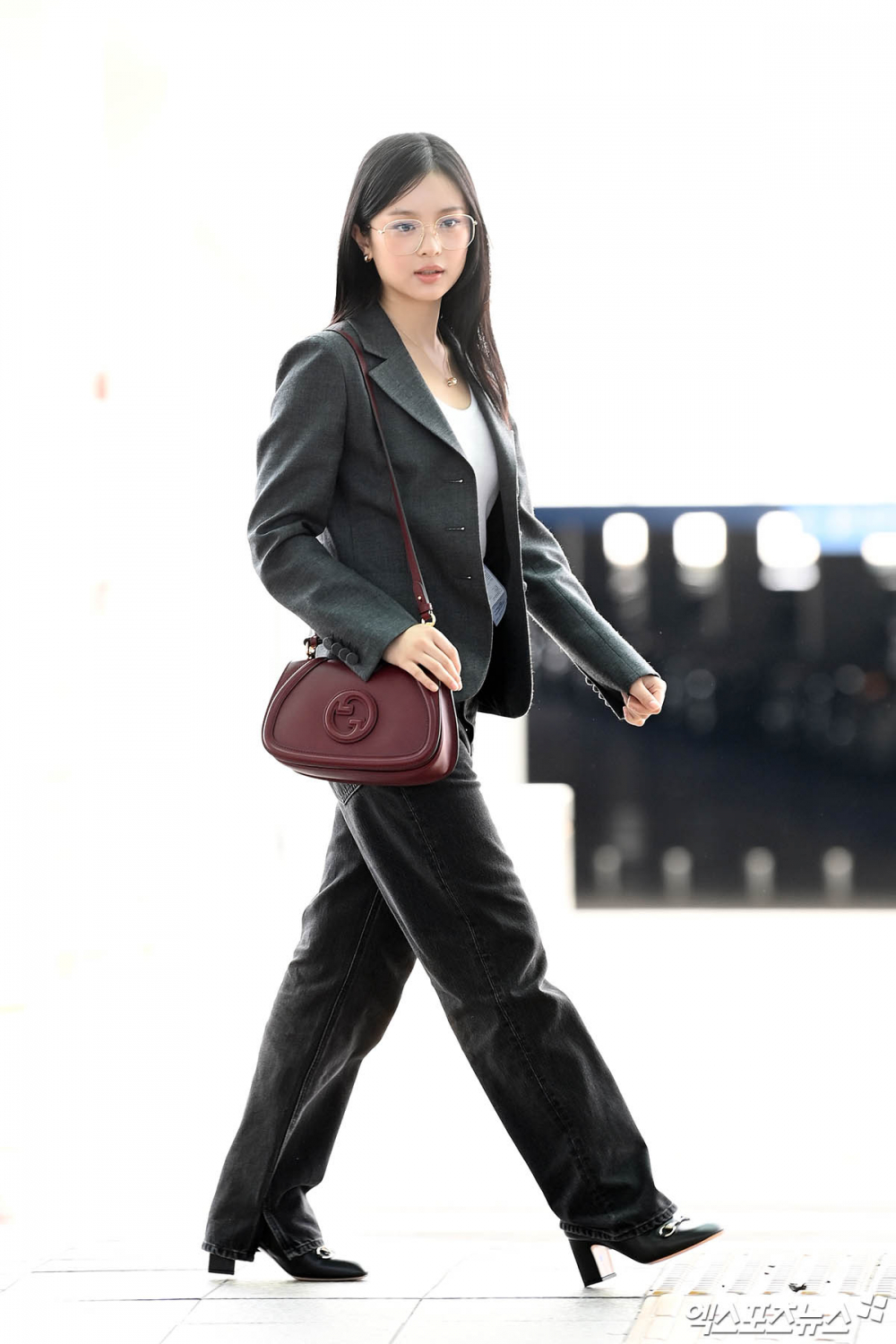 Thời trang s&acirc;n bay của Hanni (NewJeans) lu&ocirc;n thể hiện phong c&aacute;ch trẻ trung v&agrave; hiện đại, ph&ugrave; hợp với h&igrave;nh ảnh tươi mới của nh&oacute;m nhạc Gen Z. C&ocirc; thường lựa chọn những bộ trang phục đơn giản nhưng tinh tế, với gam m&agrave;u nhẹ nh&agrave;ng v&agrave; dễ phối hợp, tạo cảm gi&aacute;c thoải m&aacute;i nhưng vẫn rất s&agrave;nh điệu. Hanni thường kết hợp &aacute;o ph&ocirc;ng rộng, quần jeans hoặc ch&acirc;n v&aacute;y, đ&ocirc;i khi l&agrave; những chiếc &aacute;o kho&aacute;c phao hoặc bomber jacket, tạo n&ecirc;n phong c&aacute;ch casual nhưng vẫn nổi bật.  Điểm nhấn trong thời trang s&acirc;n bay của Hanni l&agrave; c&aacute;ch c&ocirc; sử dụng c&aacute;c phụ kiện như mũ lưỡi trai, k&iacute;nh m&aacute;t v&agrave; t&uacute;i x&aacute;ch nhỏ, gi&uacute;p ho&agrave;n thiện bộ trang phục v&agrave; thể hiện c&aacute; t&iacute;nh ri&ecirc;ng.