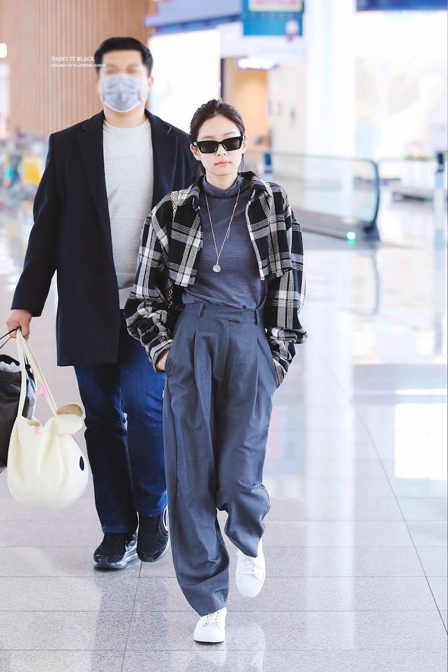 Phong c&aacute;ch thời trang s&acirc;n bay của Jennie (BLACKPINK) lu&ocirc;n thu h&uacute;t sự ch&uacute; &yacute; v&agrave; ngưỡng mộ từ người h&acirc;m mộ v&agrave; giới truyền th&ocirc;ng. Với gu thẩm mỹ độc đ&aacute;o, c&ocirc; thường kết hợp giữa sự năng động v&agrave; thanh lịch. Jennie th&iacute;ch diện những bộ trang phục thoải m&aacute;i nhưng vẫn thời thượng, từ &aacute;o hoodie oversized, quần jeans tới những chiếc v&aacute;y ngắn đi k&egrave;m với sneakers.