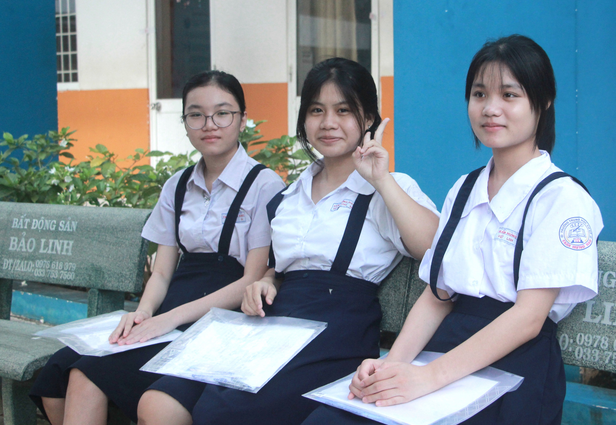 Việt Linh (b&igrave;a phải) v&agrave; c&aacute;c bạn tới điểm thi từ rất sớm để chuẩn bị bước v&agrave;o kỳ thi l&ecirc;n lớp Mười - Ảnh: Nguyễn Loan