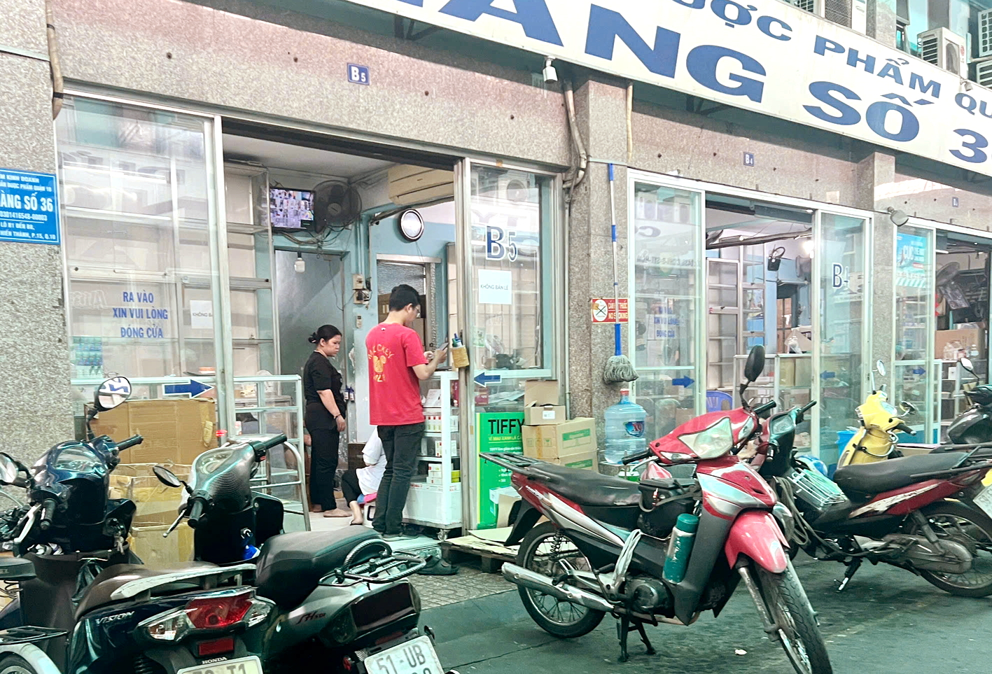 H&igrave;nh ảnh kệ thuốc cả c&aacute;c nh&agrave; thuốc trống trơn khiến t&ocirc;i cảm thấy lo lắng