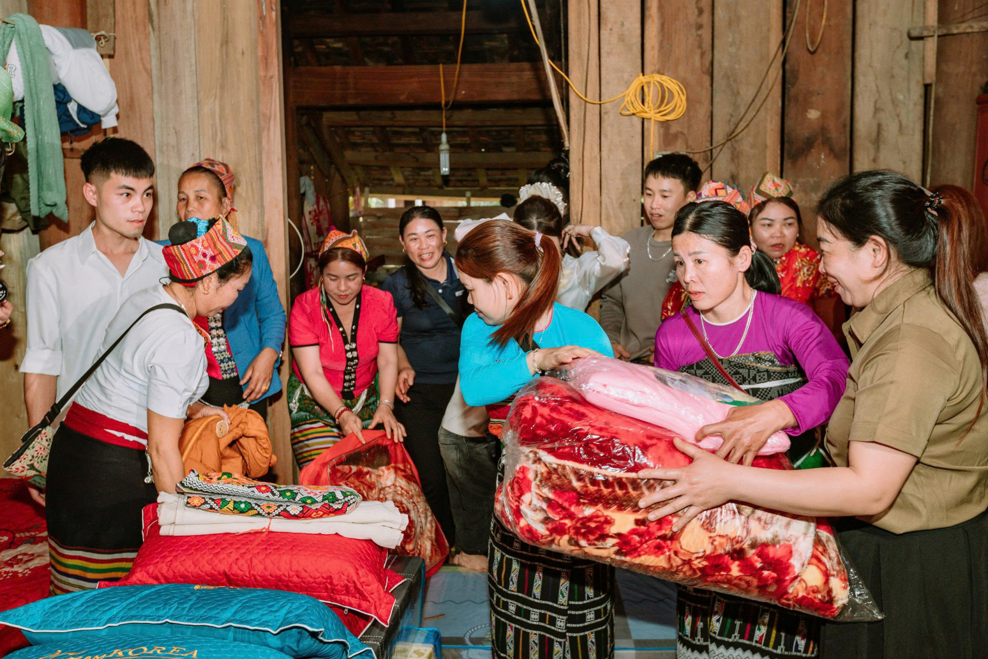 Người Th&aacute;i thường chọn rước d&acirc;u về nh&agrave; chồng v&agrave;o ban đ&ecirc;m, l&uacute;c n&agrave;y của hồi m&ocirc;n từ nh&agrave; g&aacute;i cũng được trai bản g&aacute;nh đi c&ugrave;ng - Ảnh: Rạng Đ&ocirc;ng