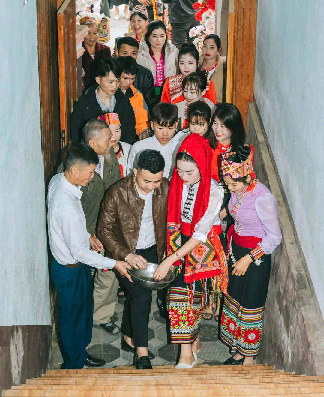 C&ocirc; d&acirc;u ch&uacute; rể được rửa ch&acirc;n theo nghi thức t&acirc;m linh của người Th&aacute;i trước khi bước v&agrave;o nh&agrave; chồng - Ảnh: Rạng Đ&ocirc;ng