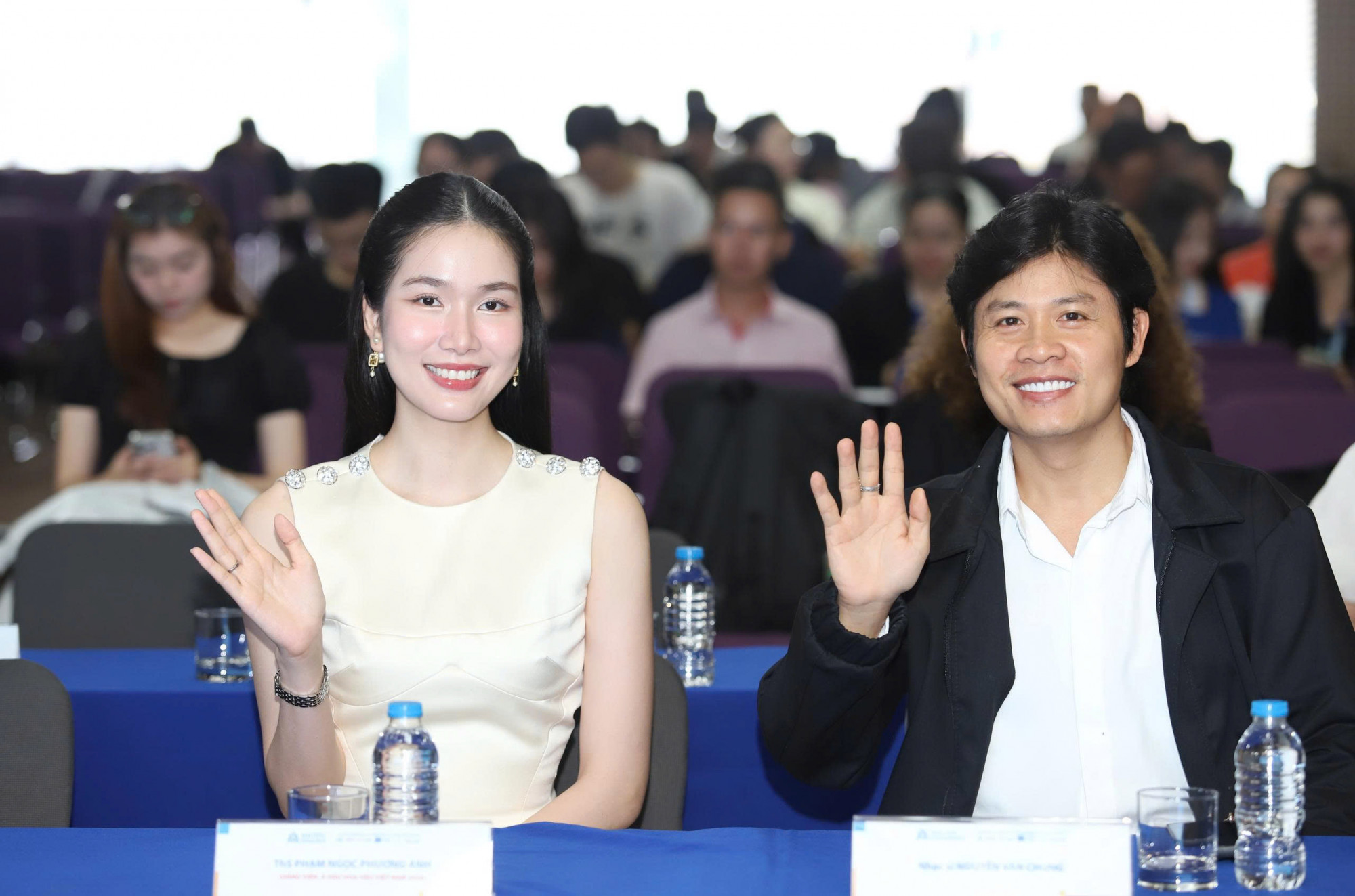 &Aacute; hậu Phương Anh v&agrave; nhạc sĩ Nguyễn Văn Chung tại sự kiện - Ảnh: Ng&ocirc; T&ugrave;ng