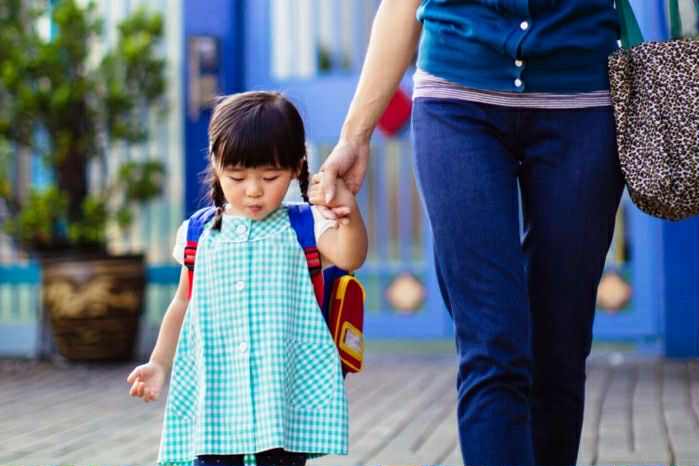c&oacute; n&ecirc;n mang con l&ecirc;n cơ quan kh&ocirc;ng, kh&ocirc;ng thể c&oacute; c&acirc;u trả lời đ&uacute;ng tuyệt đối