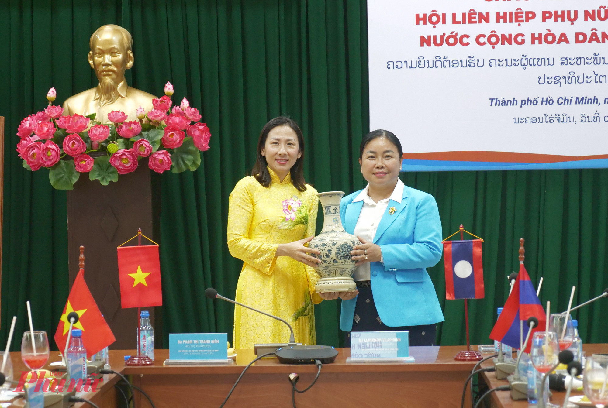 Chủ tịch Hội phụ nữ 2 đơn vị tặng qu&agrave; lưu niệm cho nhau nh&acirc;n buổi gặp mặt v&agrave; l&agrave;m việc 