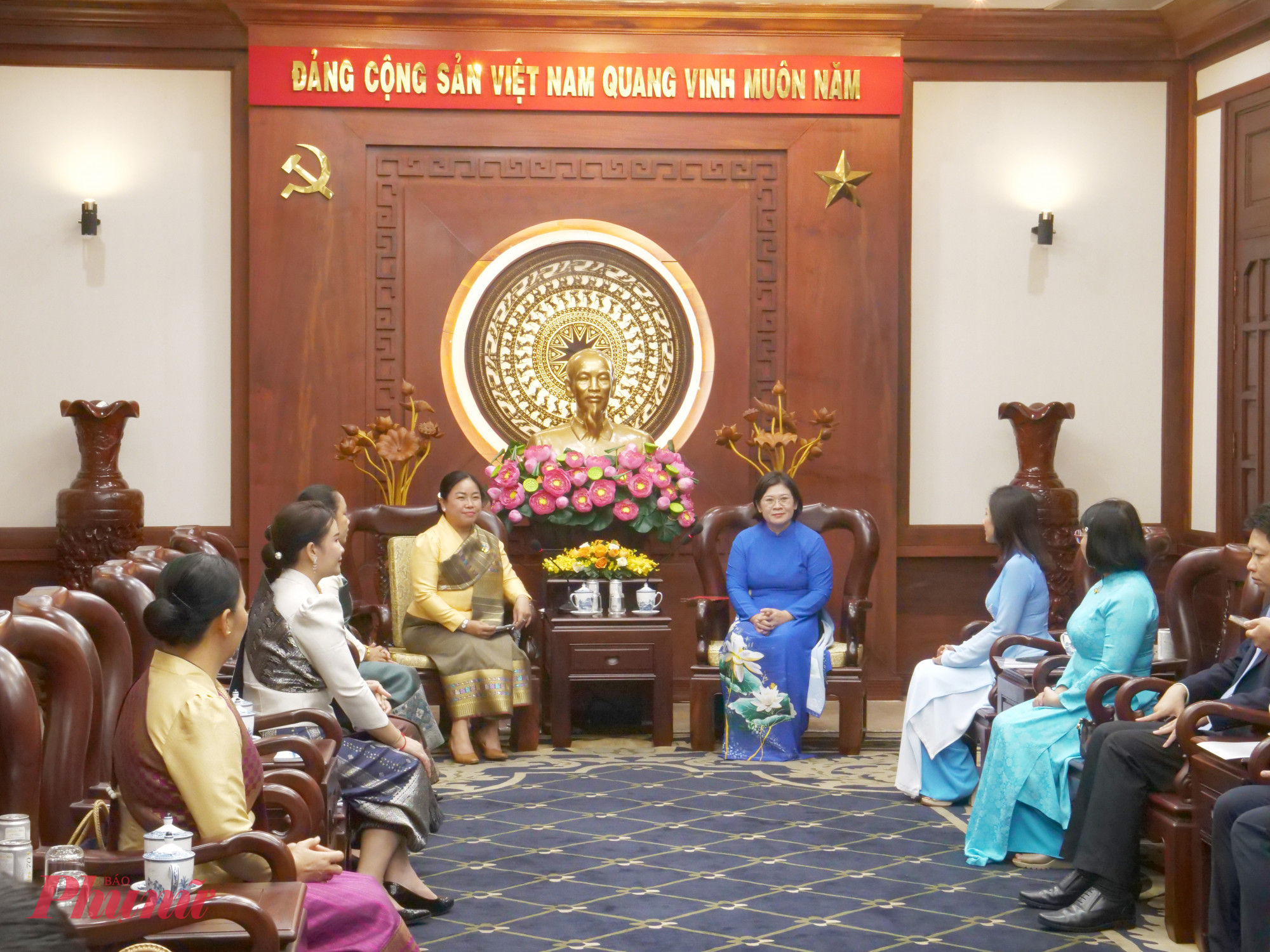 , bà Văn Thị Bạch Tuyết - Trưởng Ban Tổ chức Thành ủy TPHCM đã có buổi gặp, tiếp Đoàn đại biểu Hội LHPN Viêng Chăn (Lào).