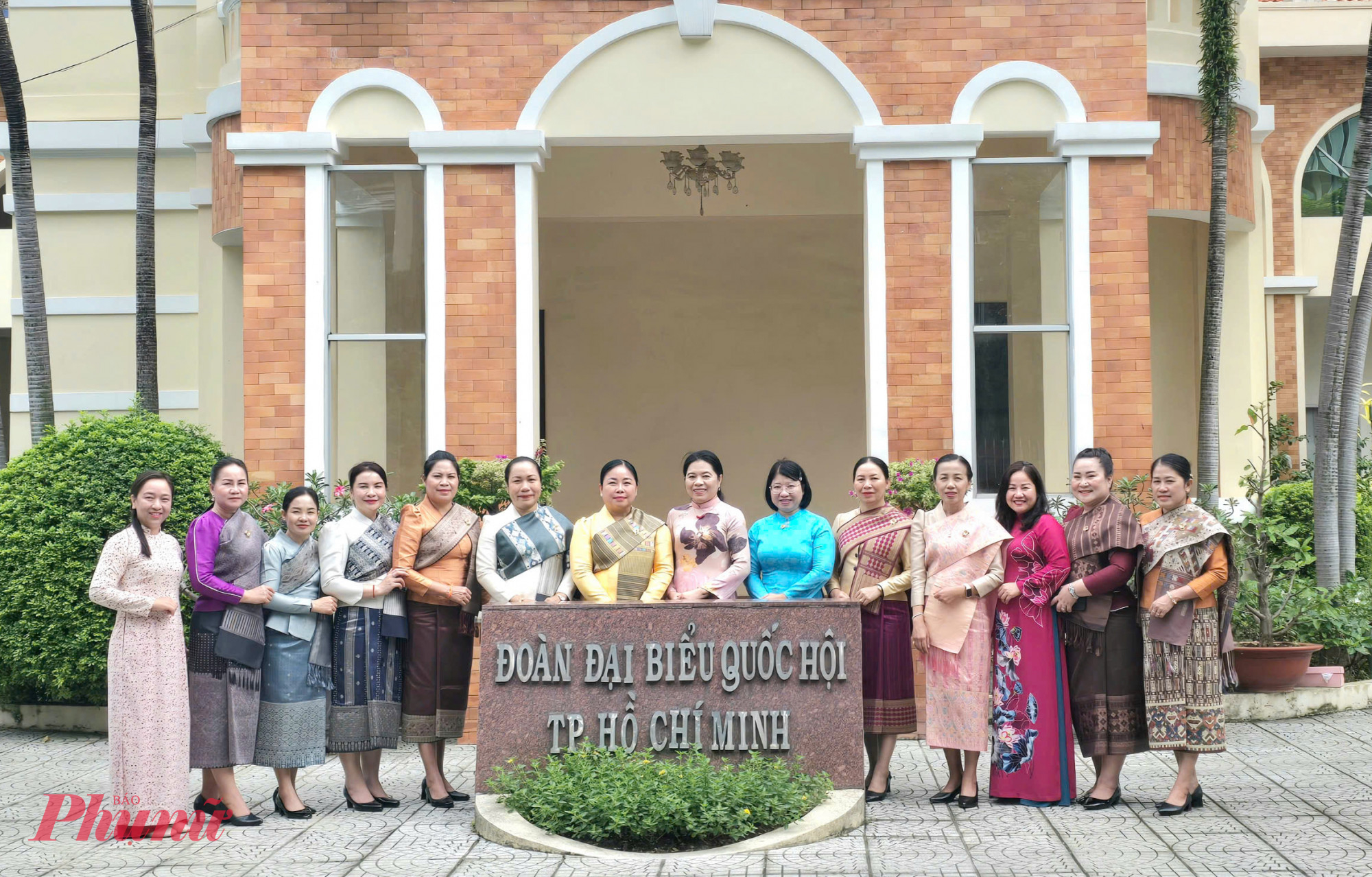 Đoàn đại biểu Hội LHPN Viêng Chăn (Lào) đã có buổi gặp, làm việc cùng bà Nguyễn Trần Phượng Trân - Phó Trưởng đoàn Đại biểu Quốc hội chuyên trách TPHCM