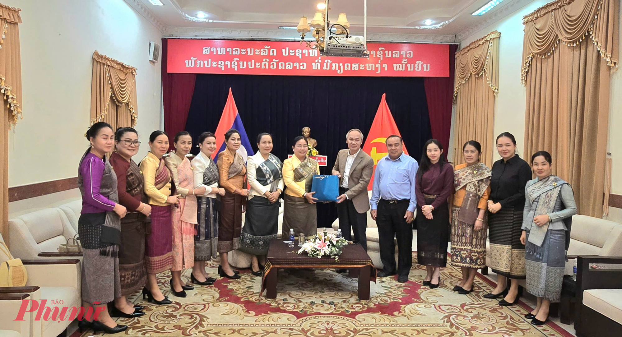 Dịp này, Đoàn đại biểu Hội LHPN Viêng Chăn (Lào) cũng đã đến chào, làm việc cùng với Tổng lãnh sự nước Cộng hòa Dân chủ Nhân dân Lào tại TPHCM.