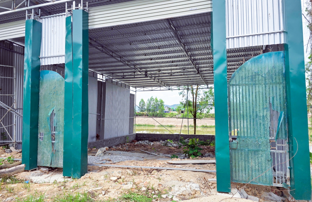 Nhiều m&oacute;ng nh&agrave; được x&acirc;y &ldquo;chớp nho&aacute;ng&rdquo; trong đ&ecirc;m tr&ecirc;n h&agrave;nh lang k&ecirc;nh V&aacute;ch Bắc rồi dựng t&ocirc;n d&ugrave; bị ngăn cản