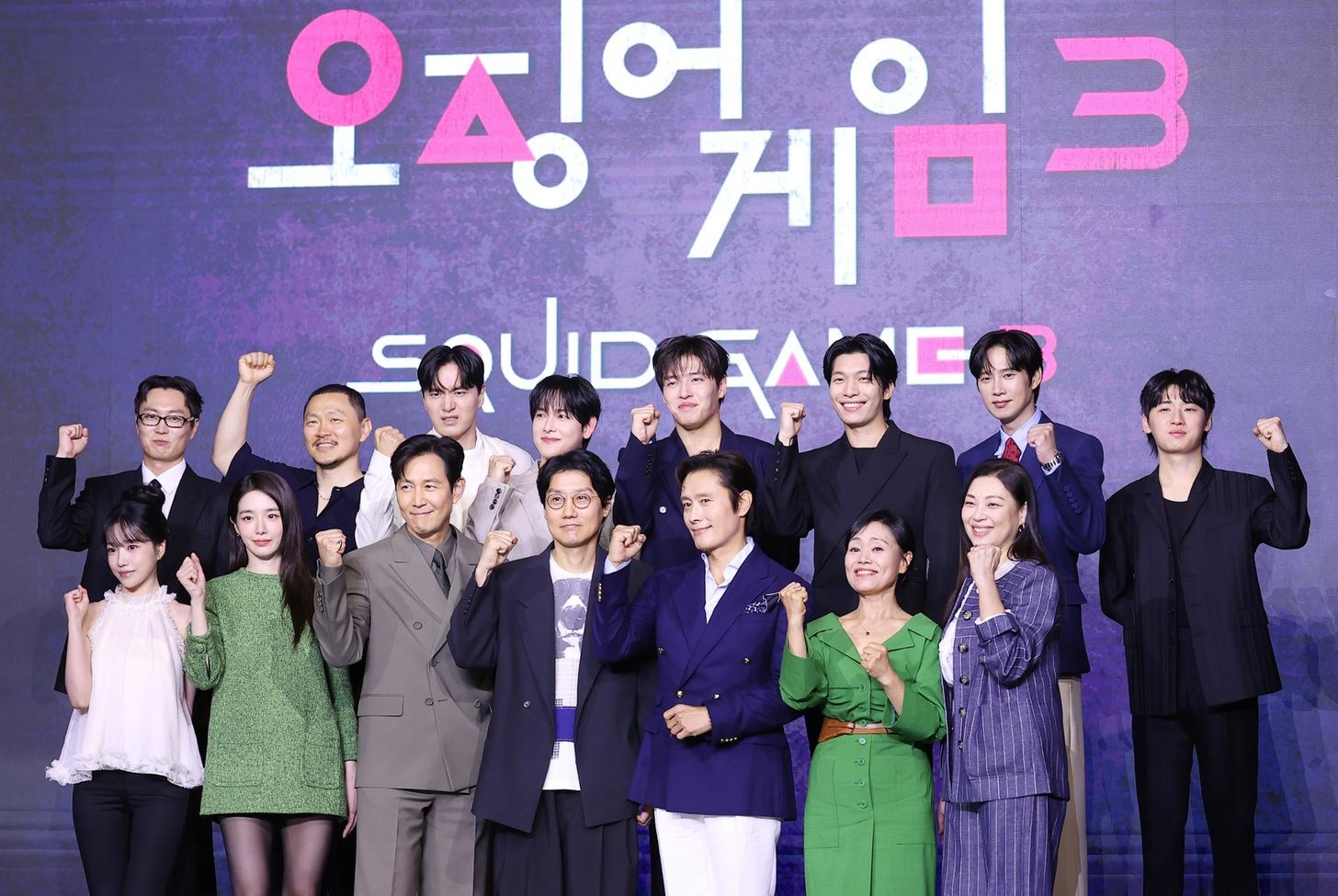 C&aacute;c th&agrave;nh vi&ecirc;n của Squid Game Phần 3 tạo d&aacute;ng trong buổi họp b&aacute;o tại Seoul Dragon City ở Quận Yongsan, Thứ Hai. Yonhap