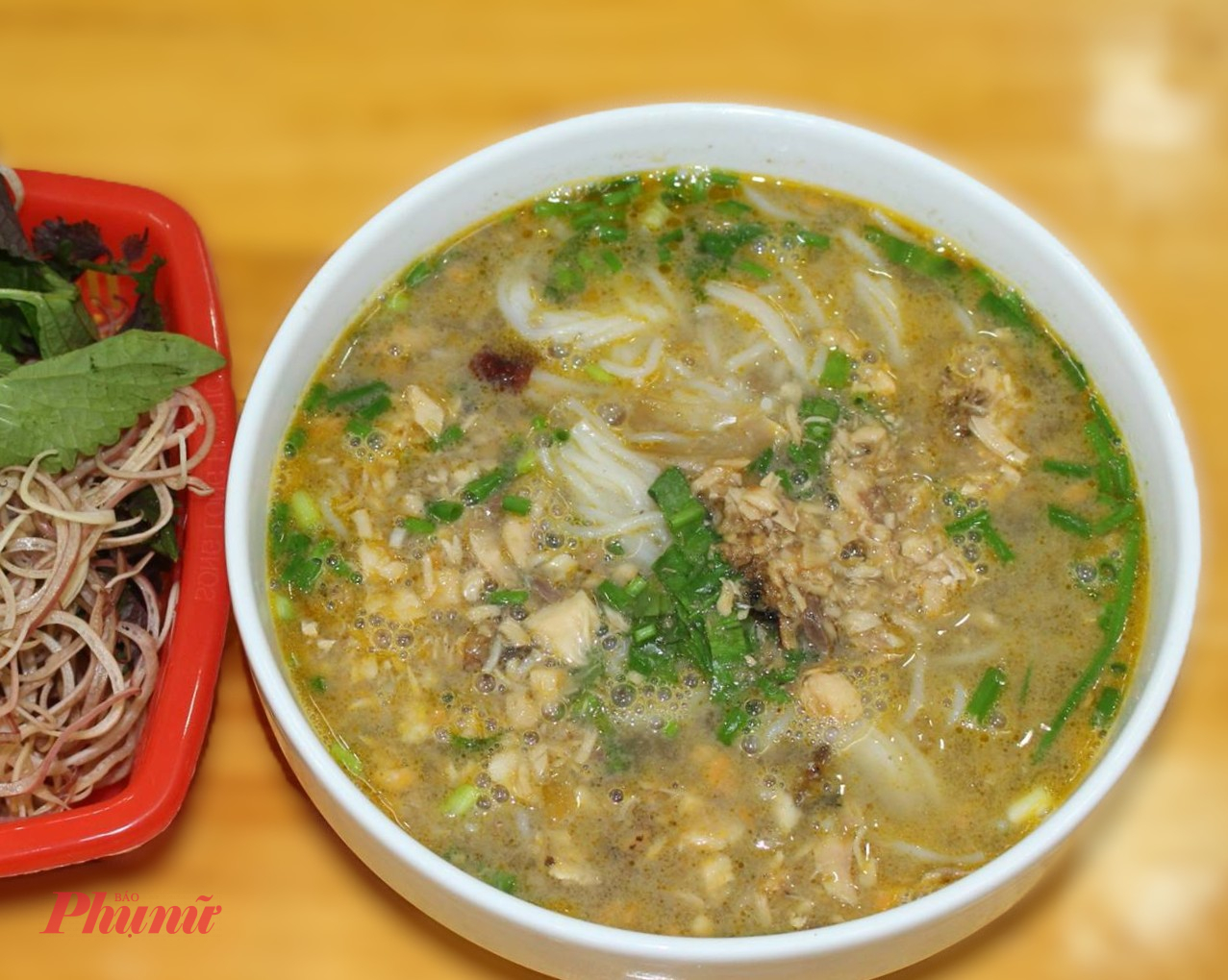 T&ocirc;i kho&aacute;i biến tấu kh&ocirc;ng chả c&aacute;, chỉ c&oacute; c&aacute; tươi hầm nhừ, như tan nơi đầu lưỡi.