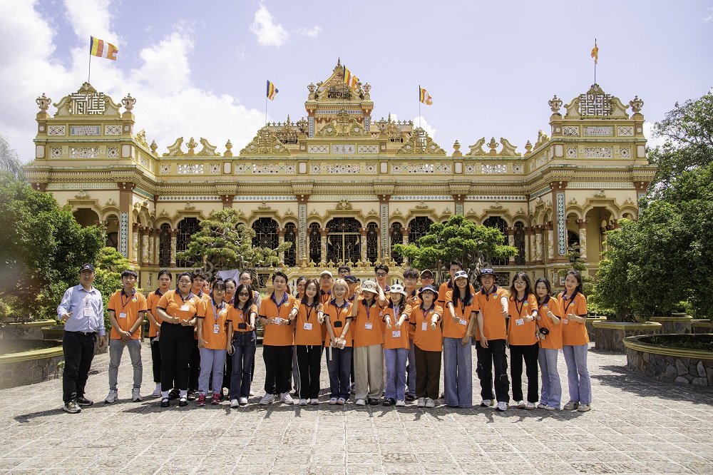 Sinh vi&ecirc;n trải nghiệm đi tour li&ecirc;n tục để vững tay nghề - Ảnh: HUTECH