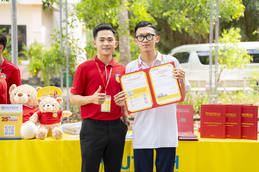 HUTECH đồng h&agrave;nh c&ugrave;ng tuổi trẻ cả nước an t&acirc;m theo đuổi ước mơ đại học với học bổng HUTECH trị gi&aacute; 25% học ph&iacute; to&agrave;n kh&oacute;a - Ảnh: HUTECH