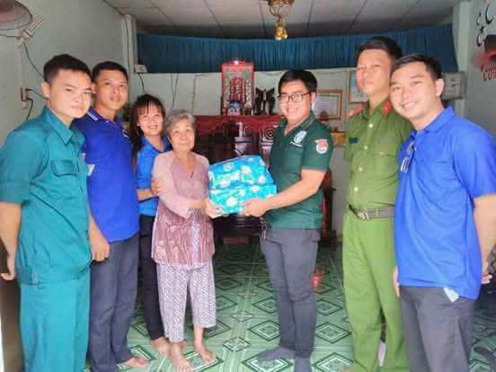 Anh Nh&atilde; v&agrave; chị Ngọc (thứ 2 v&agrave; 3 từ tr&aacute;i sang) trong chương tr&igrave;nh thiện nguyện m&ugrave;a h&egrave; 2017. Ảnh do nh&acirc;n vật cung cấp
