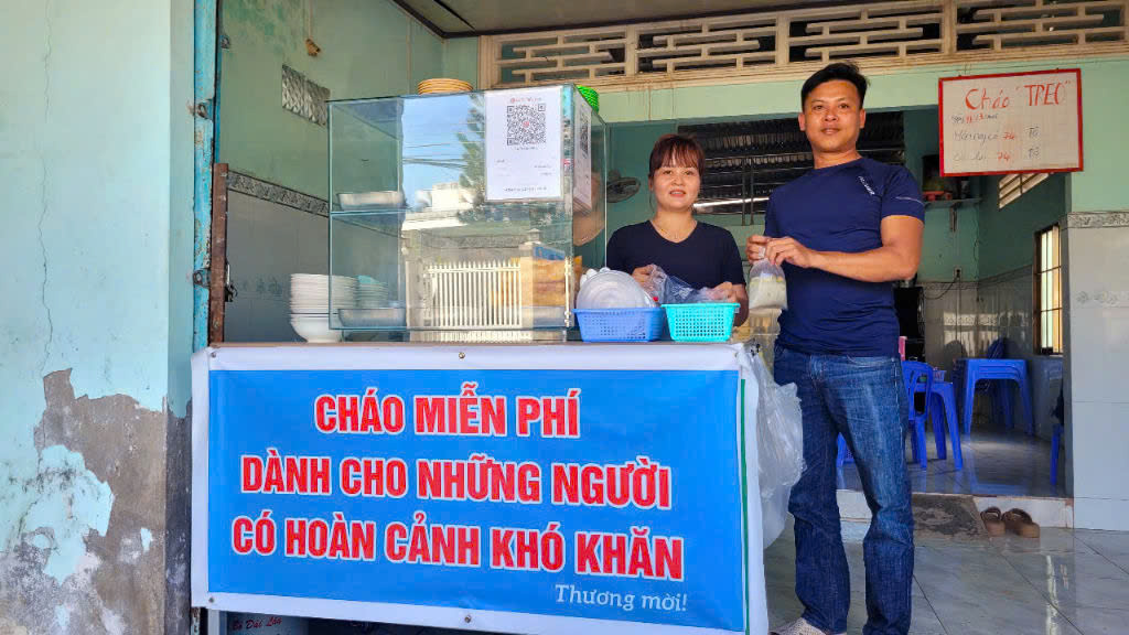 Vợ chồng anh Nh&atilde; c&ugrave;ng đồng t&acirc;m thực hiện m&ocirc; h&igrave;nh ch&aacute;o treo tại qu&aacute;n. Ảnh do nh&acirc;n vật cung cấp