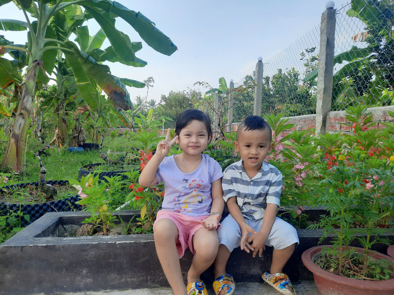 Con trai v&agrave; con g&aacute;i của anh Nh&atilde; v&agrave; chị Ngọc chơi tại s&acirc;n nh&agrave;. Ảnh do nh&acirc;n vật cung cấp