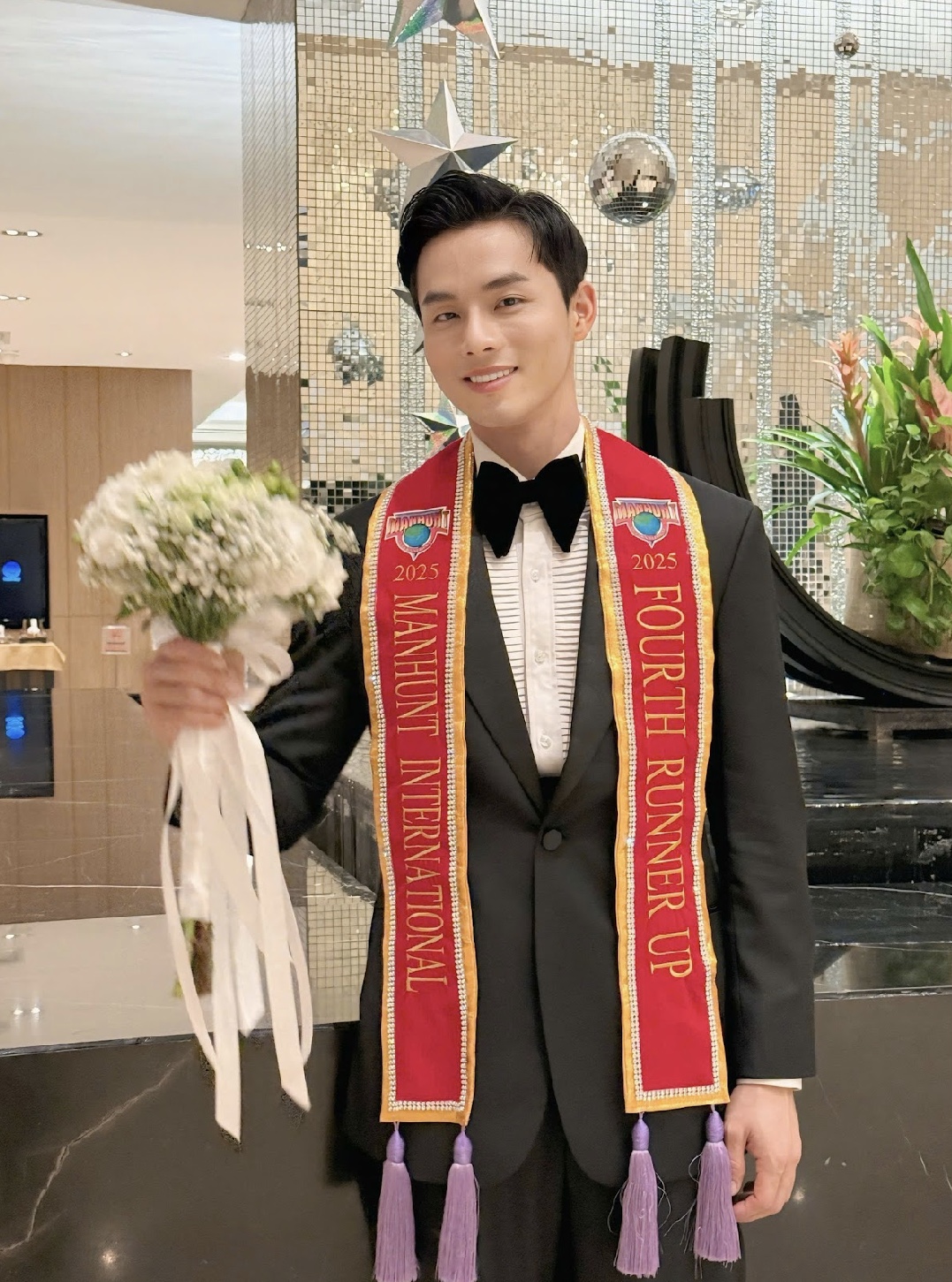 Nguyễn Vũ Linh sinh năm 1994, qu&ecirc; Bến Tre, tốt nghiệp Đại học C&ocirc;ng nghệ TP HCM v&agrave; từng l&agrave;m tiếp vi&ecirc;n h&agrave;ng kh&ocirc;ng. Anh cao 1,86 m, nặng 78 kg, hiện hoạt động với vai tr&ograve; người mẫu ki&ecirc;m diễn vi&ecirc;n tự do. Vũ Linh từng đạt nhiều th&agrave;nh t&iacute;ch như top 10 Mister Tourism Universe 2017, &aacute; qu&acirc;n Người mẫu Thời trang Việt Nam 2018, top 10 The Next Gentleman Vietnam 2022, &Aacute; vương H&ograve;a b&igrave;nh Quốc tế 2022 v&agrave; gần nhất l&agrave; danh hiệu Người mẫu được y&ecirc;u th&iacute;ch nhất tại giải thưởng Người mẫu Việt Nam 2023.  