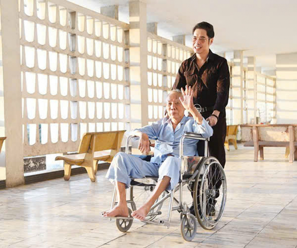 Ngọc Sơn v&agrave;o Bệnh viện Thống Nhất chăm s&oacute;c cha l&uacute;c cha anh c&ograve;n sống - Ảnh do nh&acirc;n vật cung cấp