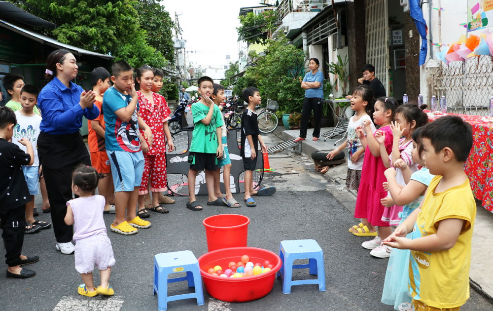 Trẻ em tại khu phố 12, phường An Lạc 1, quận Bình Tân nhảy múa trước khi bắt đầu trò chơi vận động - ẢNH: TRANG THƯ