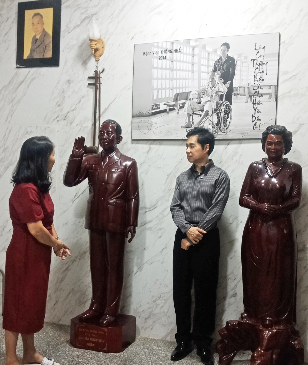Hằng đ&ecirc;m, danh ca Ngọc Sơn vẫn viếng căn ph&ograve;ng ở lầu 3 nơi c&oacute; bức tượng gỗ của cha mẹ để t&acirc;m sự, chia sẻ những nỗi niềm trong ng&agrave;y  - ẢNH: T&Ocirc; DIỆU HIỀN