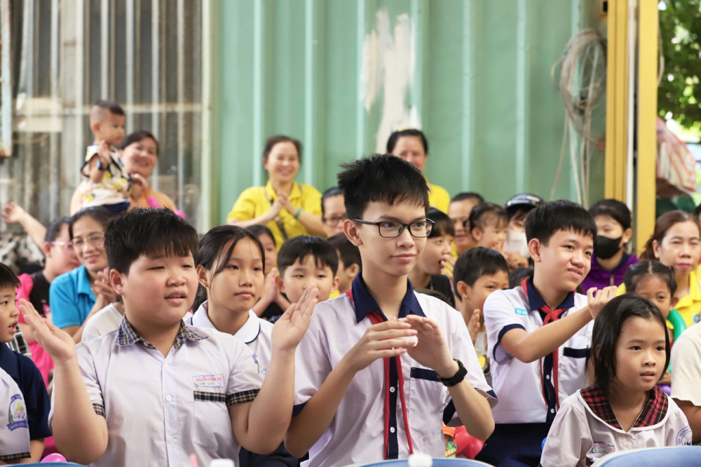 Các em nhỏ ở xã Phước Lộc, huyện Nhà Bè tham gia một chương trình sinh hoạt hè do Chi đoàn cơ sở Báo Phụ nữ TPHCM tổ chức ngày 11/6 trong khuôn khổ chiến dịch tình nguyện Kỳ nghỉ hồng năm 2025 - ẢNH: THÀNH LÂM