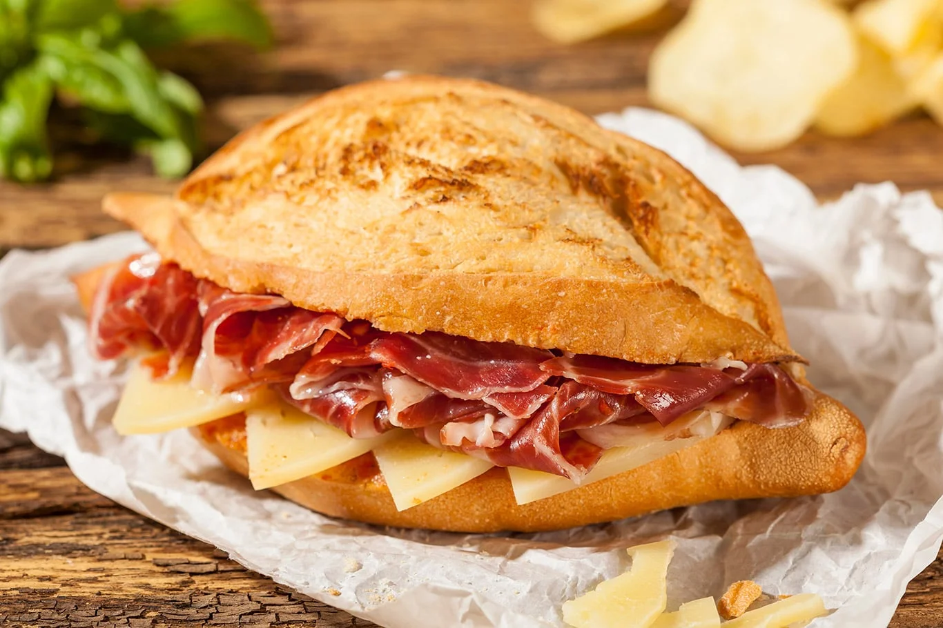 Phần giăm b&ocirc;ng Iberia hảo hạng ch&iacute;nh l&agrave; điểm nhấn của m&oacute;n Bocadillo de jam&oacute;n Ib&eacute;rico - Ảnh: Alamy