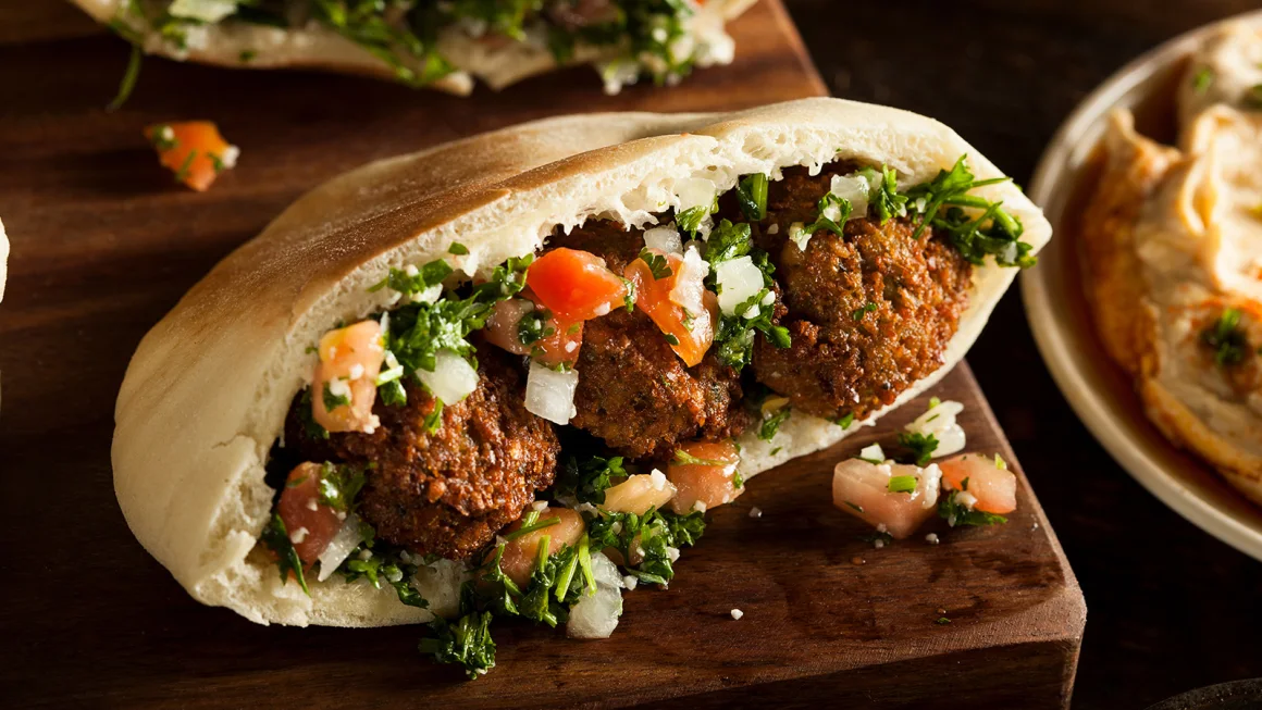 B&aacute;nh m&igrave; sandwich chay Falafel pita c&oacute; hương vị đậm đ&agrave; - Ảnh: Brent Hofacker/Adobe Stock