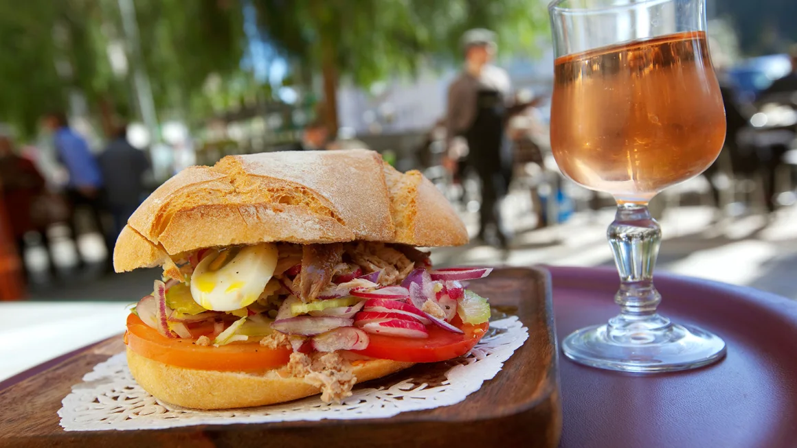 B&aacute;nh m&igrave; pan bagnat từ Nice l&agrave; một trong những loại b&aacute;nh m&igrave; kẹp nh&acirc;n ngon nhất của Ph&aacute;p - Ảnh:Hemis/Alamy Stock Photo