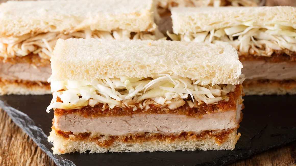 B&aacute;nh m&igrave; sandwich cốt lết heo n&agrave;y l&agrave; m&oacute;n ăn nhẹ phổ biến tại c&aacute;c cửa h&agrave;ng tiện lợi ở Nhật Bản - Ảnh: FomaA/Adobe Stock