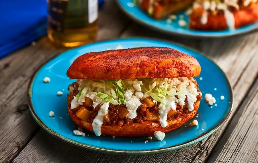 M&oacute;n b&aacute;nh kẹp Pambazo của Mexico được cho l&agrave; lấy h&igrave;nh mẫu từ một ngọn n&uacute;i lửa - Ảnh: Pinterest