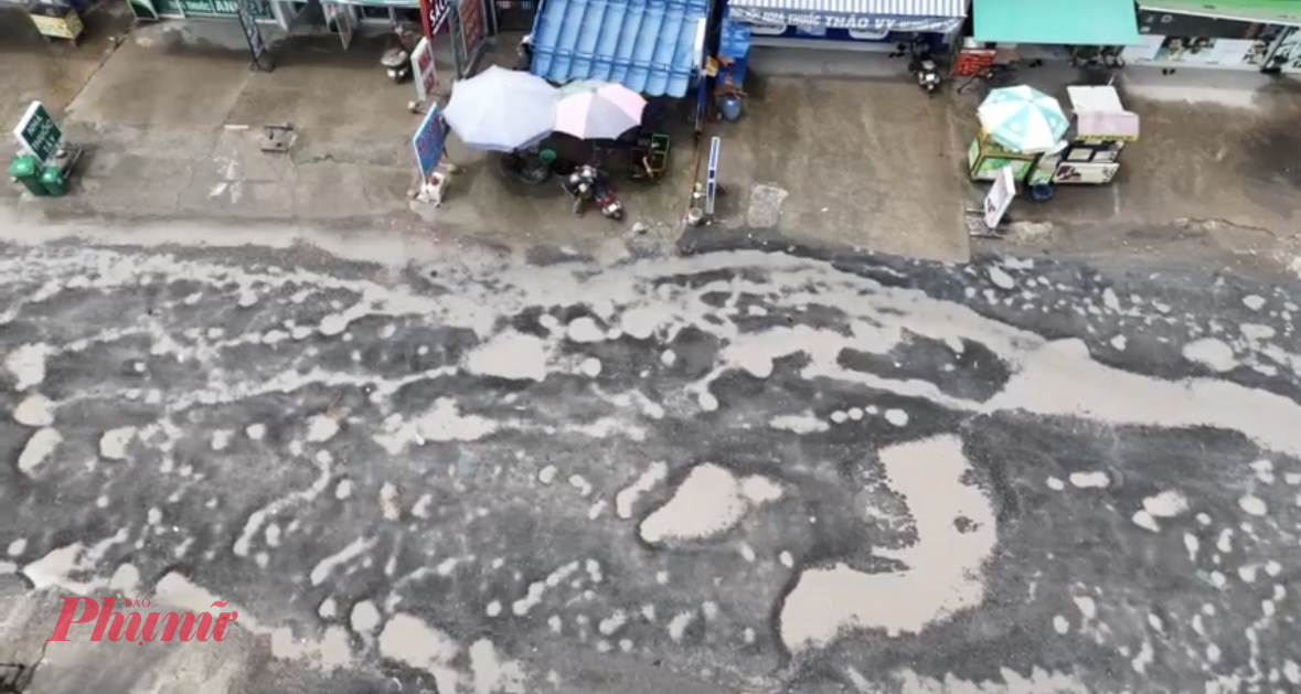 Sau mỗi trận mưa, tuyến đường L&ograve; Lu lại xuất hiện chi ch&iacute;t ổ g&agrave;, hố s&acirc;u khiến người d&acirc;n lo sợ tai nạn - Ảnh: Thanh T&acirc;m