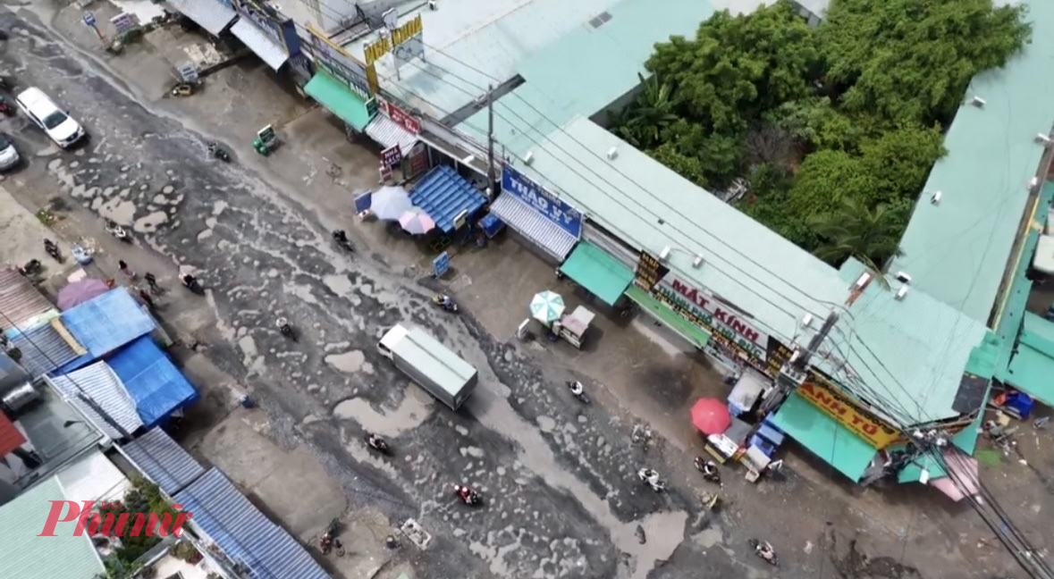 D&ugrave; chỉ d&agrave;i hơn 2km, tuyến L&ograve; Lu lại kết nối nhiều trục ch&iacute;nh nhưng đang hư hỏng nặng, g&acirc;y cản trở giao th&ocirc;ng, đặc biệt trong m&ugrave;a mưa - Ảnh: Thanh T&acirc;m