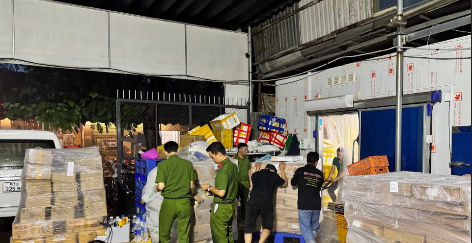 Lực lượng chức năng kiểm tra 1 kho h&agrave;ng. Ảnh: CACC
