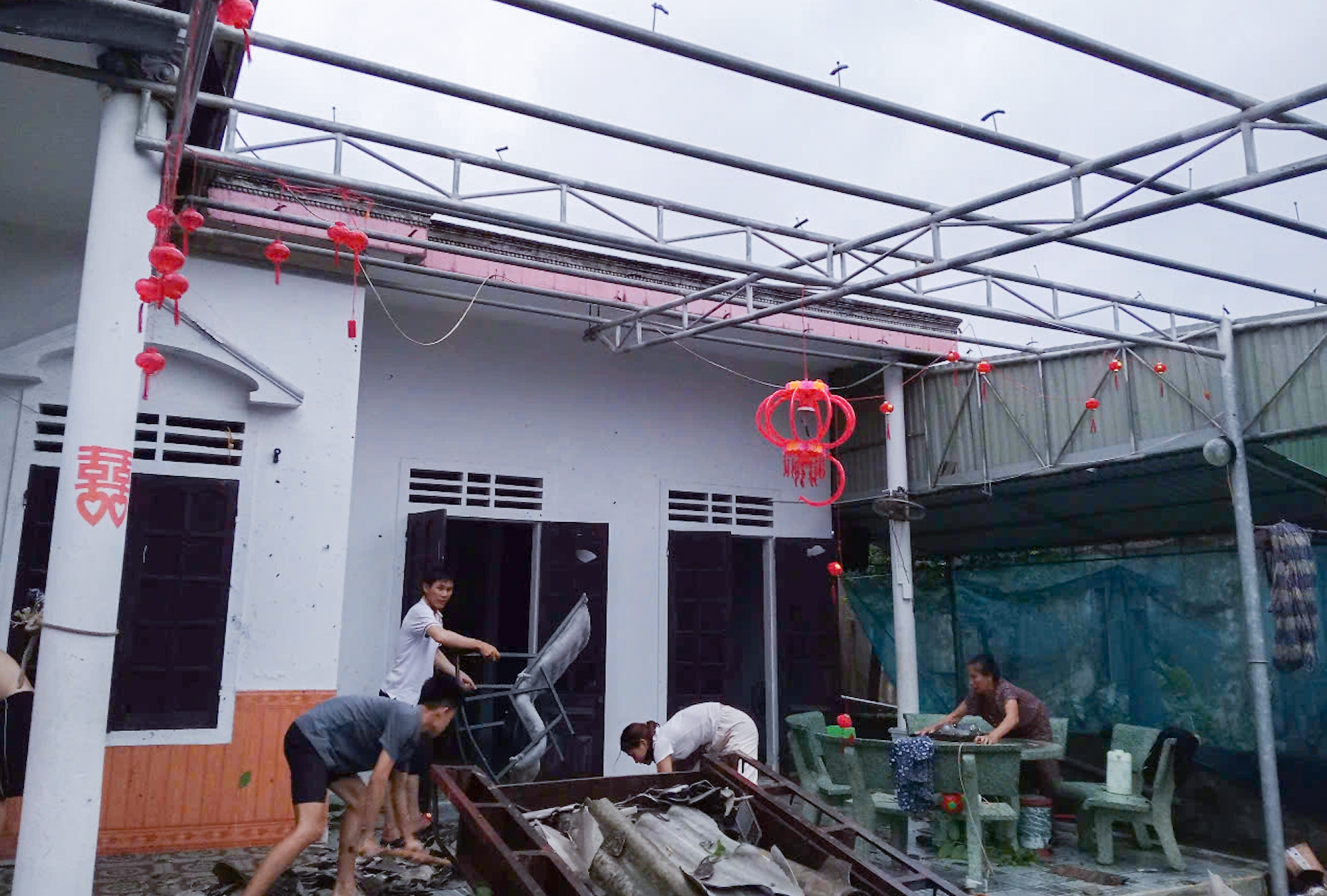 Lốc xo&aacute;y khiến h&agrave;ng chục nh&agrave; d&acirc;n ở x&atilde; Cẩm Trung bị tốc m&aacute;i, hư hỏng - Ảnh: Kh&aacute;nh Trung