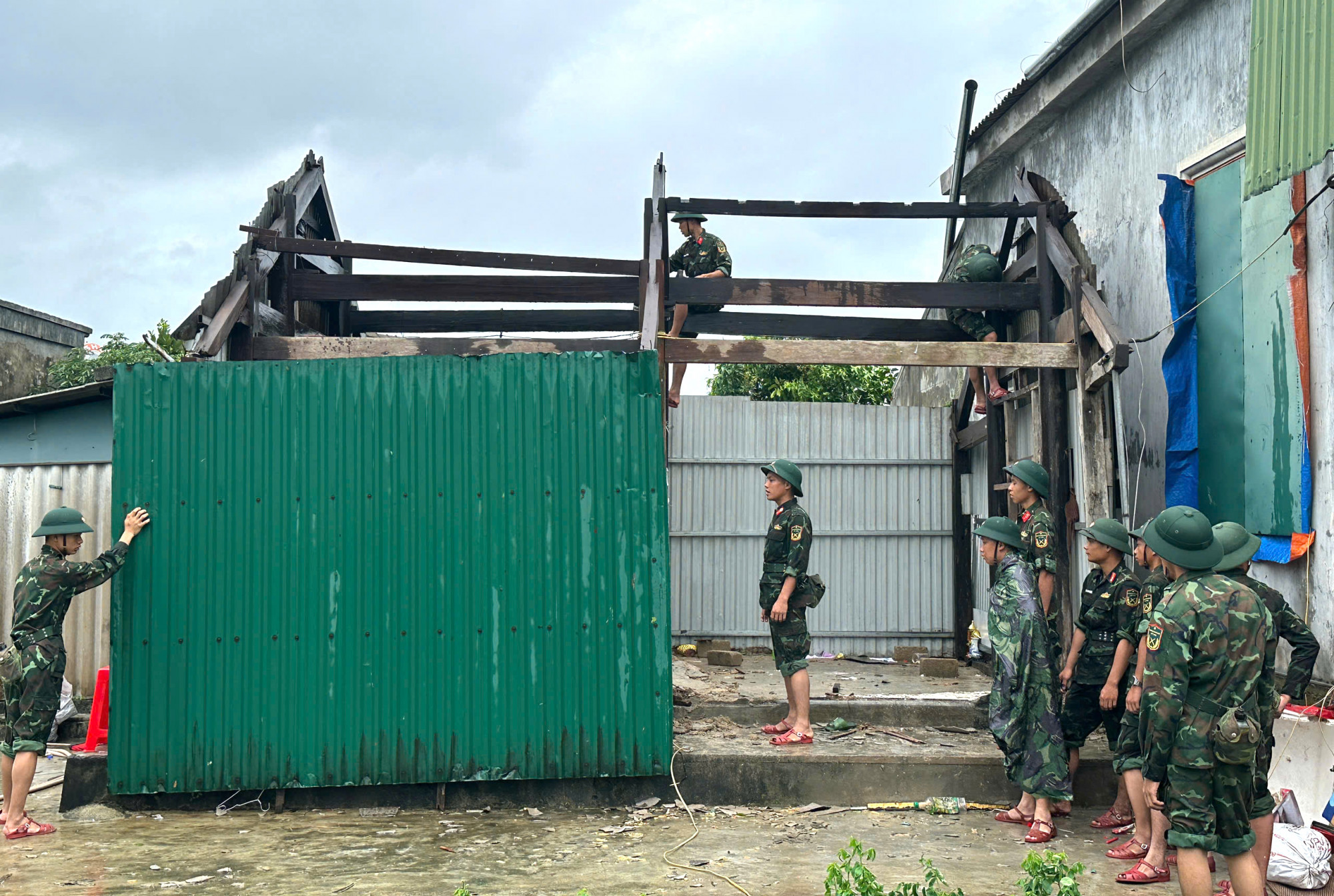 C&aacute;c chiến sĩ Bộ Chỉ huy qu&acirc;n sự tỉnh H&agrave; Tĩnh hỗ trợ người d&acirc;n di chuyển t&agrave;i sản, khắc phục hậu quả - Ảnh: Kh&aacute;nh Trung