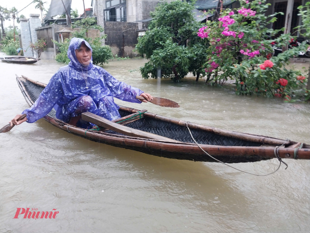 T&iacute;nh đến 10 giờ s&aacute;ng nay nước lũ s&ocirc;ng Bồ tr&agrave;n l&ecirc;n x&atilde; Quảng Ph&uacute; c&oacute; nơi ngập cao gần 1m