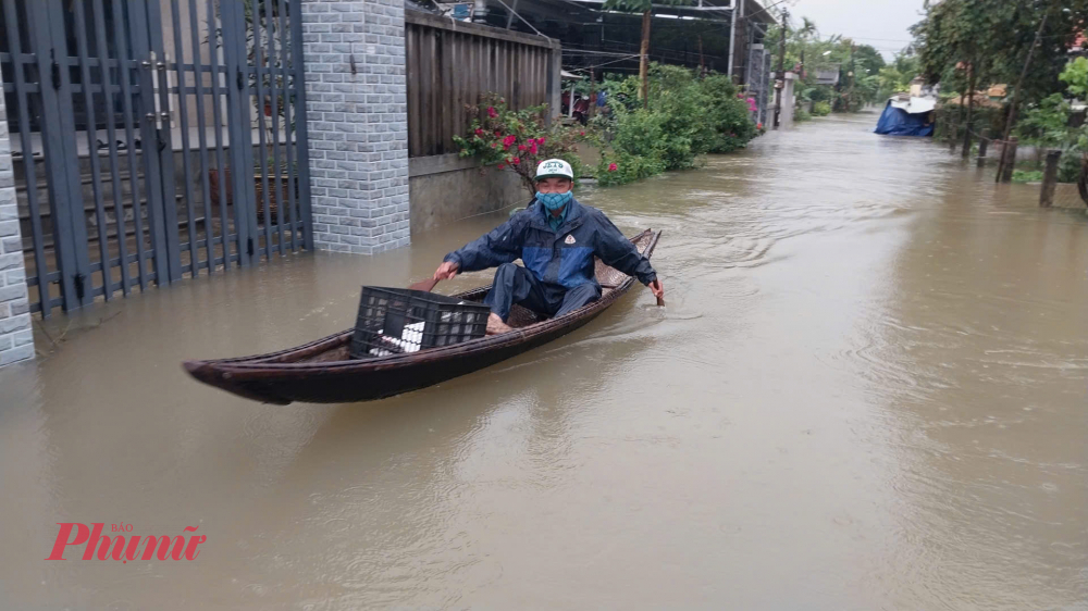 B&agrave; con th&ocirc;n Xu&acirc;n T&ugrave;y đi ghe mua lương thực thực phầm chuẩn bị cho lũ d&agrave;i ng&agrave;y