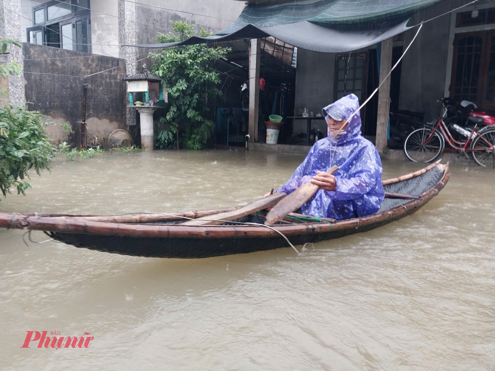 Người d&acirc;n th&ocirc;n Xu&acirc;n T&ugrave;y x&atilde; Quảng Ph&uacute; d&ugrave;ng ghe đi lại trong lũ