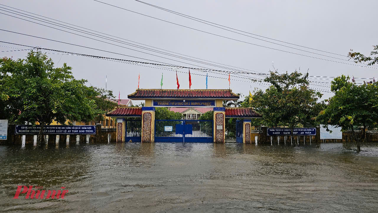 Trường học x&atilde; Quảng Phước huyện Quảng Điền (TP Huế) ngập s&acirc;u trong nước lũ