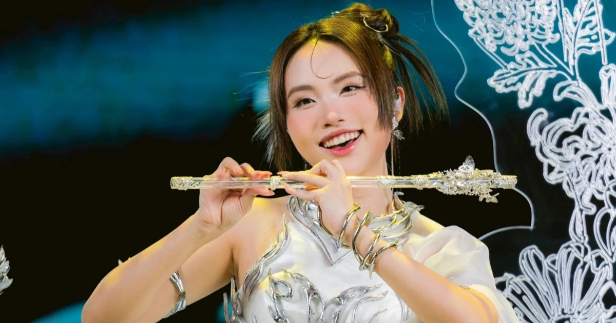Phương Mỹ Chi trong tiết mục Cầm kỳ thi hoạ