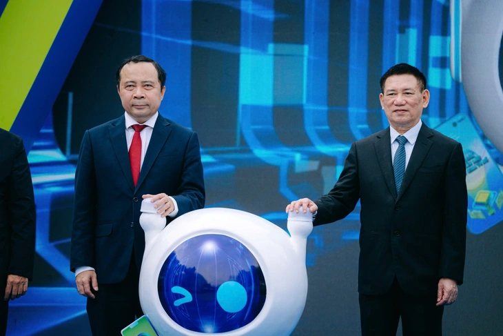 Ph&oacute; thủ tướng Hồ Đức Phớc v&agrave; &ocirc;ng Vũ Hải Qu&acirc;n - gi&aacute;m đốc Đại học Quốc gia TP.HCM ấn n&uacute;t tại Lễ khai mạc &ldquo;Lễ hội Kh&ocirc;ng tiền mặt &ndash; Ting Ting Day 2025&rdquo; tại Phố đi bộ Nguyễn Huệ ng&agrave;y 14/6 - Ảnh: THANH HIỆP